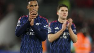 Arsenal hòa Brentford, cơ hội vô địch bị Man City áp sát