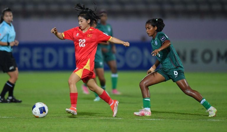 CĐV ĐNÁ bày tỏ ý kiến trái chiều sau chiến thắng của tuyển Việt Nam