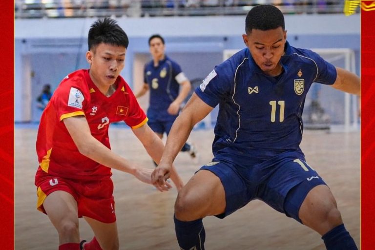 CĐV Thái Lan hân hoan sau chiến thắng 4-2 trước ĐT Việt Nam