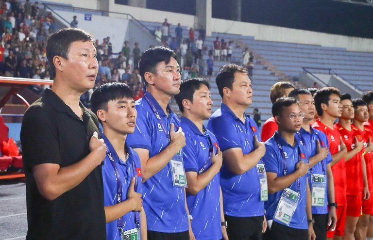 CĐV Thái Lan náo nhiệt khi trợ lý Kim Sang Sik dẫn dắt CLB Thai League