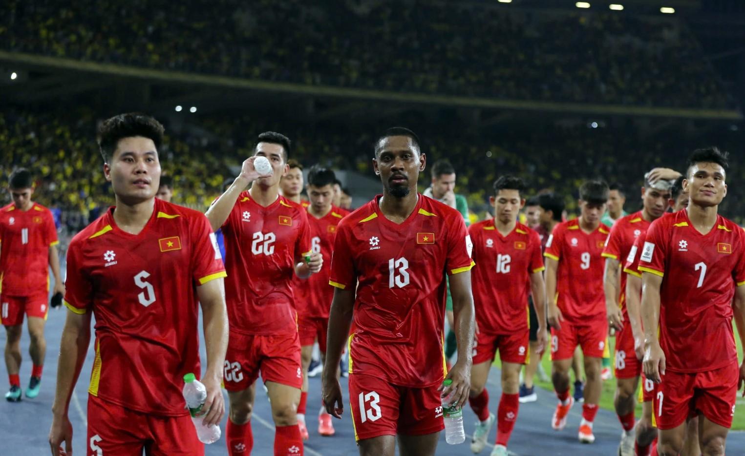 ĐT Việt Nam bất ngờ tụt hạng trên BXH FIFA, người hâm mộ lo lắng