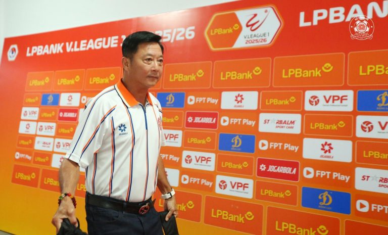 HLV Lê Huỳnh Đức chỉ trích Nam Định và bảo vệ Tiến Linh