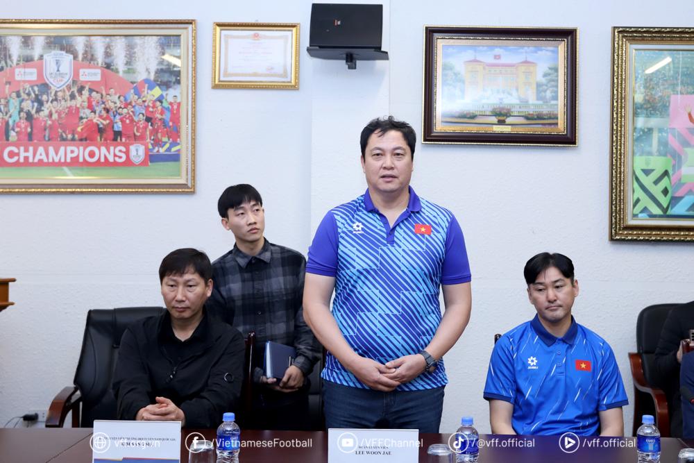 HLV Lee Woon-jae gia hạn hợp đồng với ĐT Việt Nam đến 2027