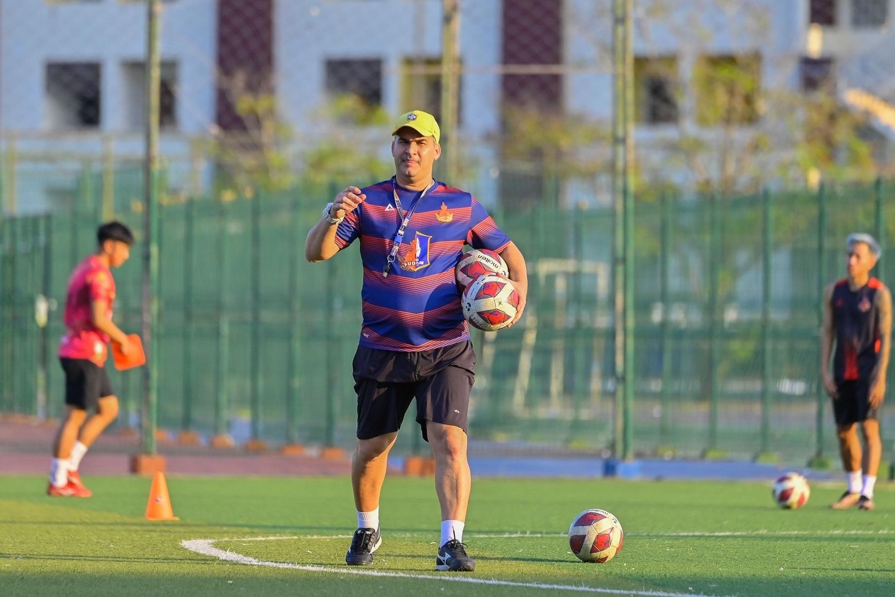 HLV Mavi Lopes chính thức gia nhập CLB CAHN cùng Quang Hải, Đình Bắc