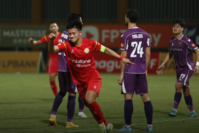 HLV PVF-CAND động viên Thanh Nhàn sau pha trượt penalty đáng tiếc