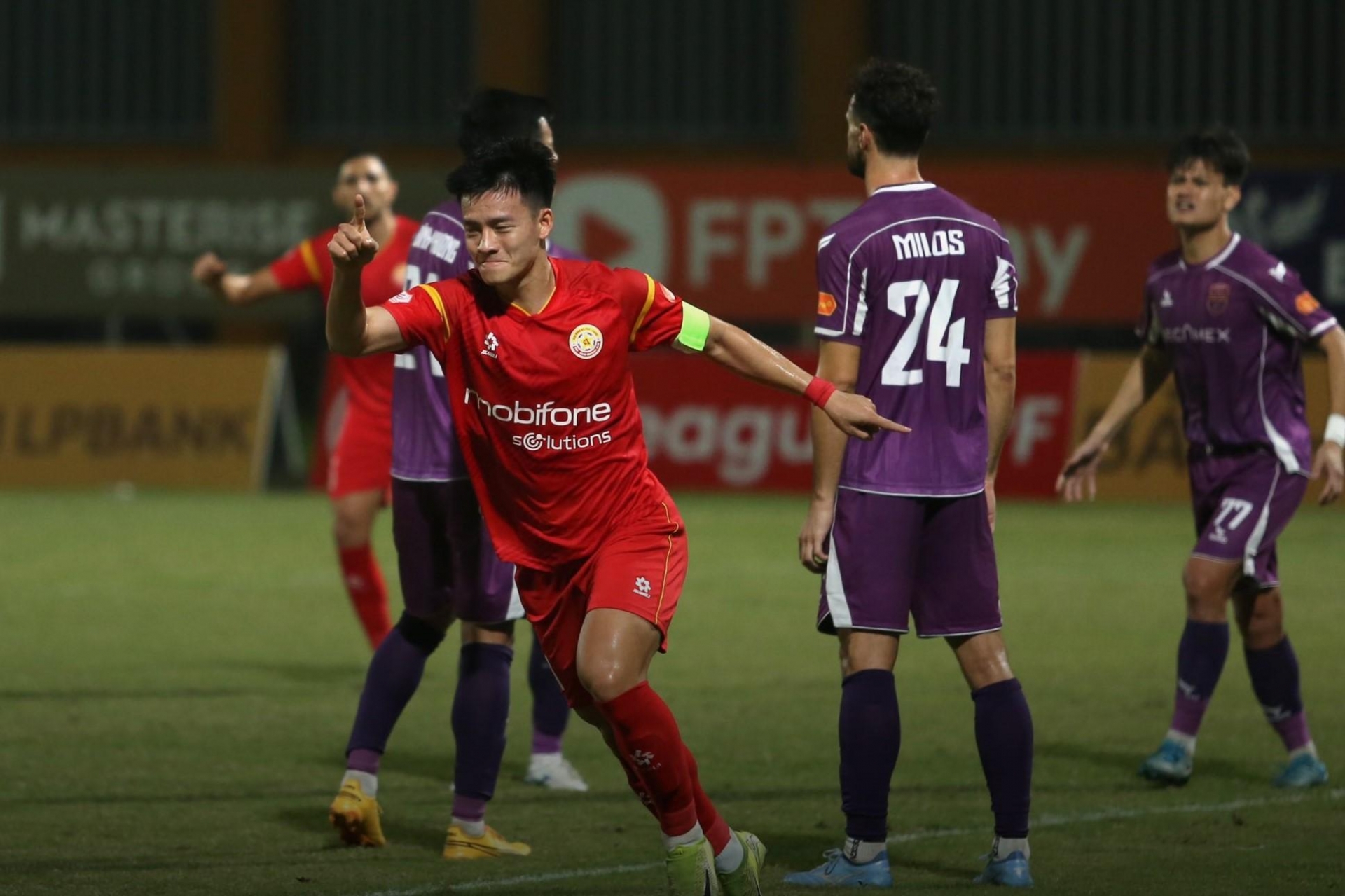 HLV PVF-CAND động viên Thanh Nhàn sau pha trượt penalty đáng tiếc