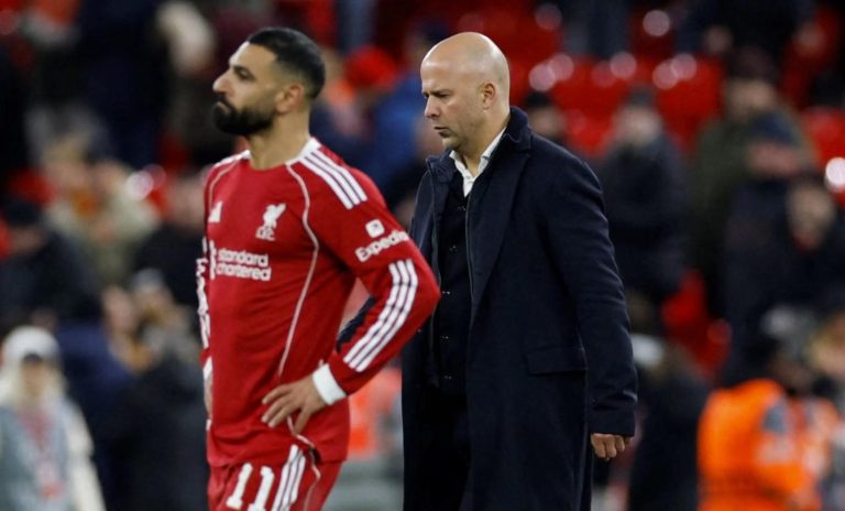 HLV Slot chỉ trích trọng tài sau thất bại của Liverpool tại Anfield