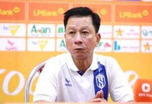 HLV Văn Sỹ Sơn bất ngờ khen ngợi cầu thủ Sông Lam Nghệ An