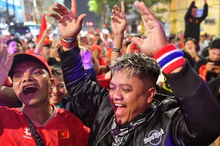 Khoảnh khắc đẹp giữa CĐV Việt Nam và Malaysia tại trận đấu