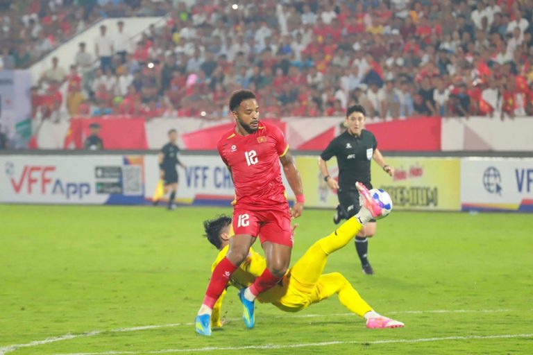 Nhà báo Malaysia nhấn mạnh cần cải tổ thay vì nhập tịch để vượt Việt Nam