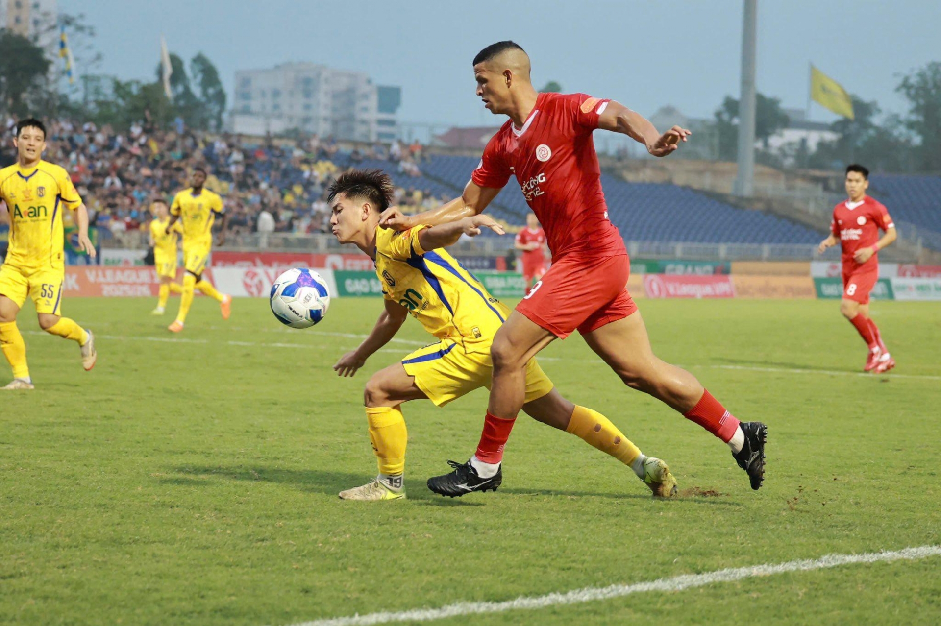 Thể Công Viettel hòa SLNA nghẹt thở, VAR từ chối bàn thắng quyết định