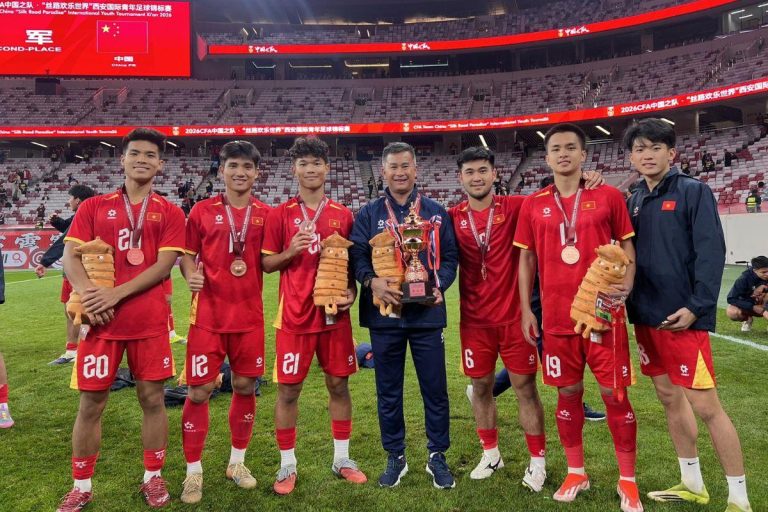 U23 Việt Nam nhận cúp kỷ niệm dù đứng cuối bảng tại Trung Quốc