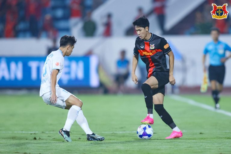 Văn Thuận tỏa sáng, Ninh Bình lội ngược dòng thắng HAGL