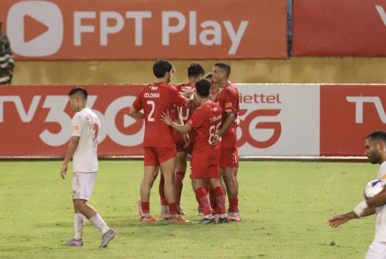 Viettel vững vàng trên đỉnh V-League sau chiến thắng Hà Tĩnh
